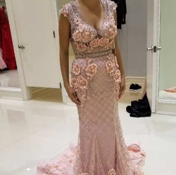 Gown - Picture 1 of 4